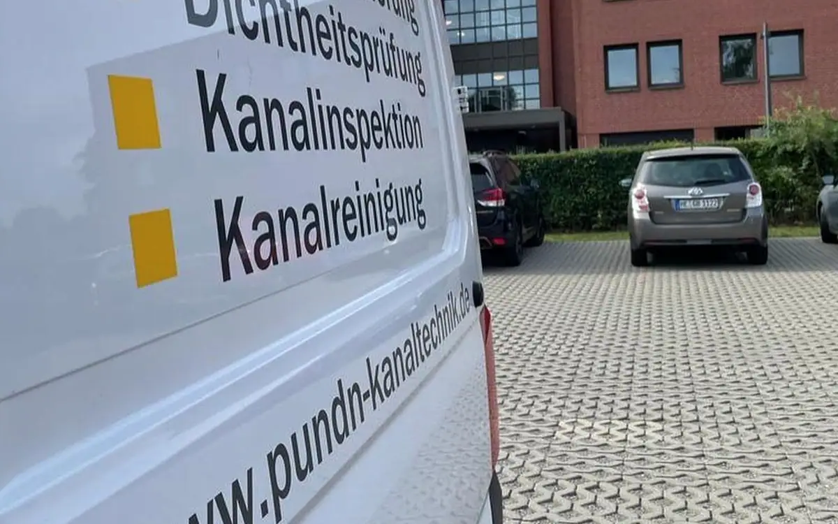 Beschriftetes Fahrzeug der P&N Kanaltechnik GmbH mit Leistungsübersicht