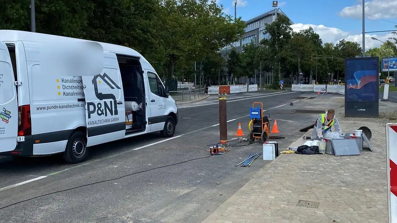 Transporter des Partnerbetriebs P&N Kanaltechnik an einer Baustelle