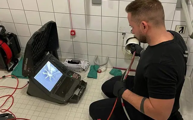 Kamerainspektion einer Abwasserleitung im Sanitärraum, ausgeführt von der P&N Kanaltechnik GmbH
