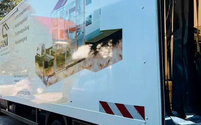 Einsatzfahrzeug des Partnerbetriebs P&N Kanaltechnik vor einem Wohnhaus