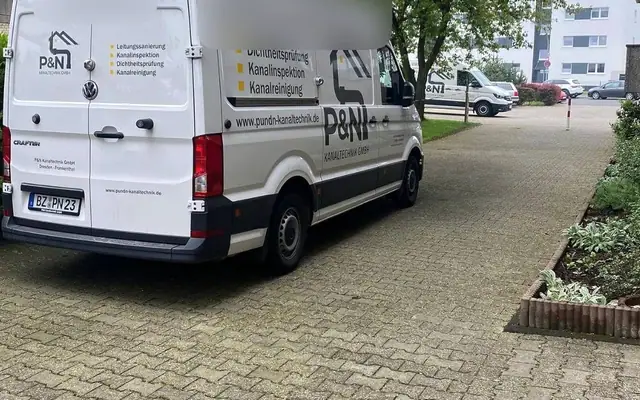 Transporter der P&N Kanaltechnik GmbH in einer Wohnanlage